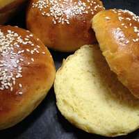 Fresh_hamburger_buns_just_out_of_the_oven